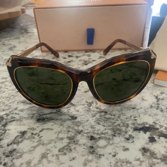 Louis Vuitton Sunglasses - Picture 3 of 4